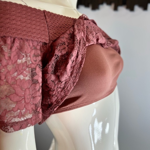 WISH & Whim Ruffled Lace Crop Top Size Small - Picture 4 of 6